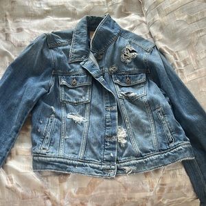 Jean jacket (ripped style)